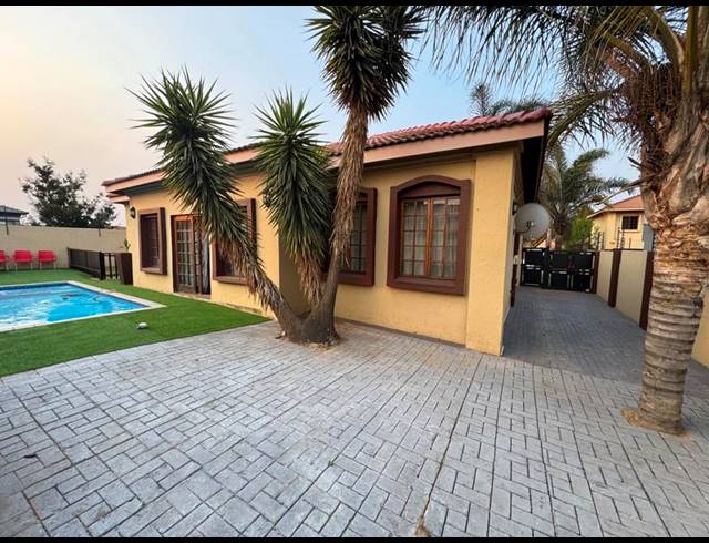 3 BEDROOM TOWNHOUSE FOR SALE IN AERORAND